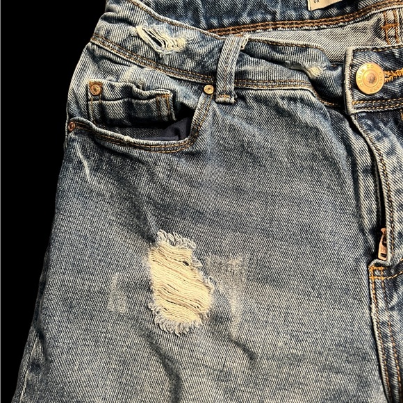 Denim & Co Distressed Jean Shorts- Size 2 - Picture 4 of 8